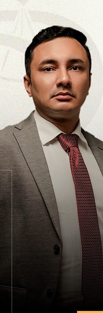Advogado José Carlos Pompeu de terno cinza no escritório